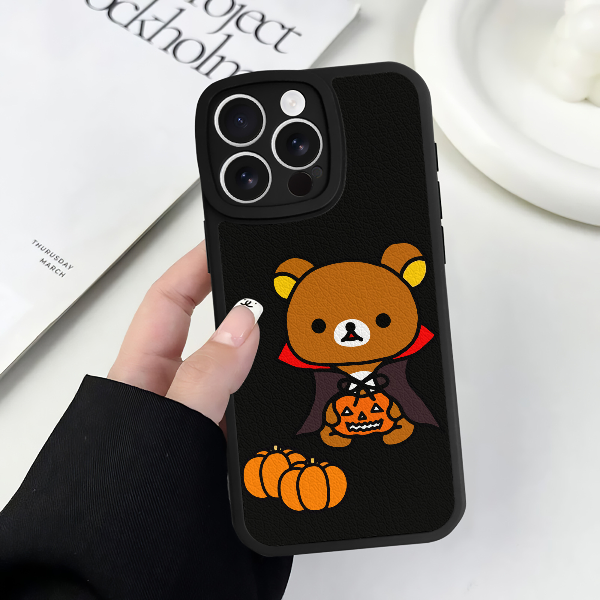 （画像用） リラックマ リラックマ キイロイトリ Rilakkuma Korilakkuma Kiiroitori 【iPhone 16シリーズ対応】シリコンスマホケース（レザー調） 材質：シリコン